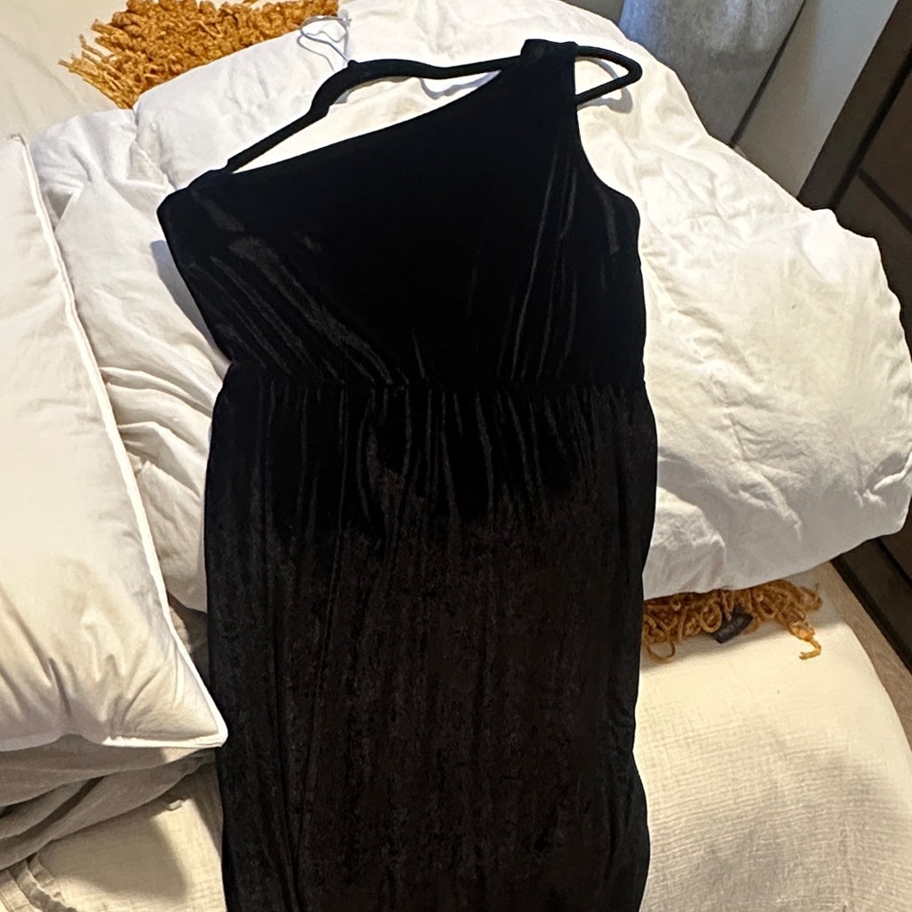 Elegant Black Velvet One-Shoulder Dress